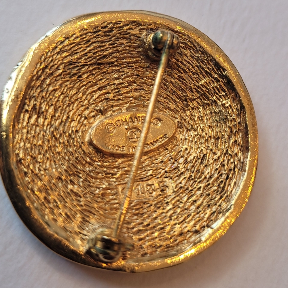 Vintage CHANEL PARIS Gold-tone 31 Rue Cambon Logo Round Pin Brooch - Picture 4 of 4